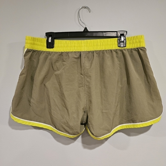 Under Armour Running Shorts Size Large Green Heat Gear - Picture 2 of 3